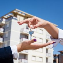 Когда и как можно продать квартиру после вступления в наследство